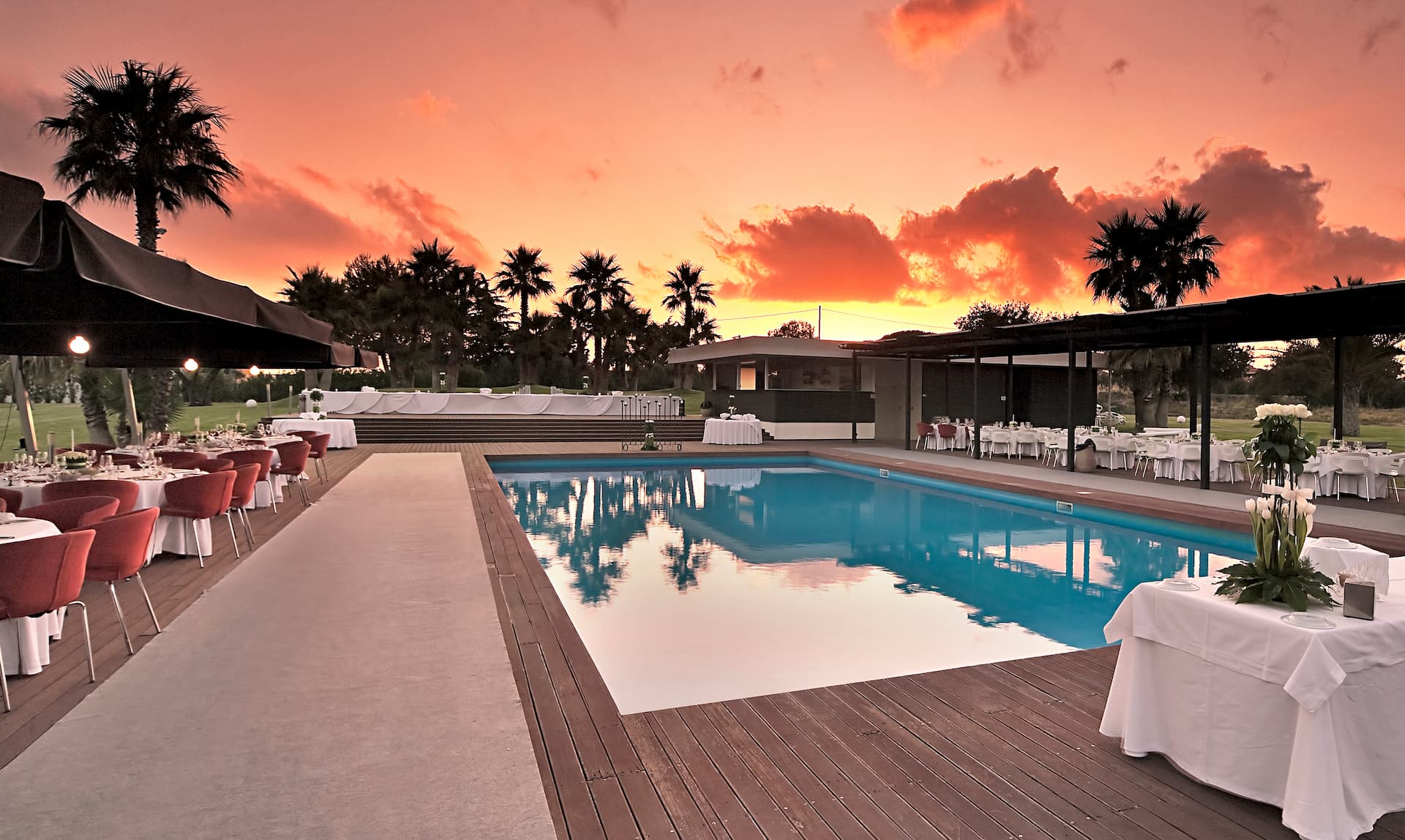 La piscina di Villa Carlotta, emozioni al tramonto